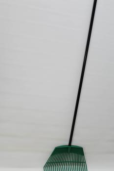 Kunststoffrechen / grün mit Metallstiel